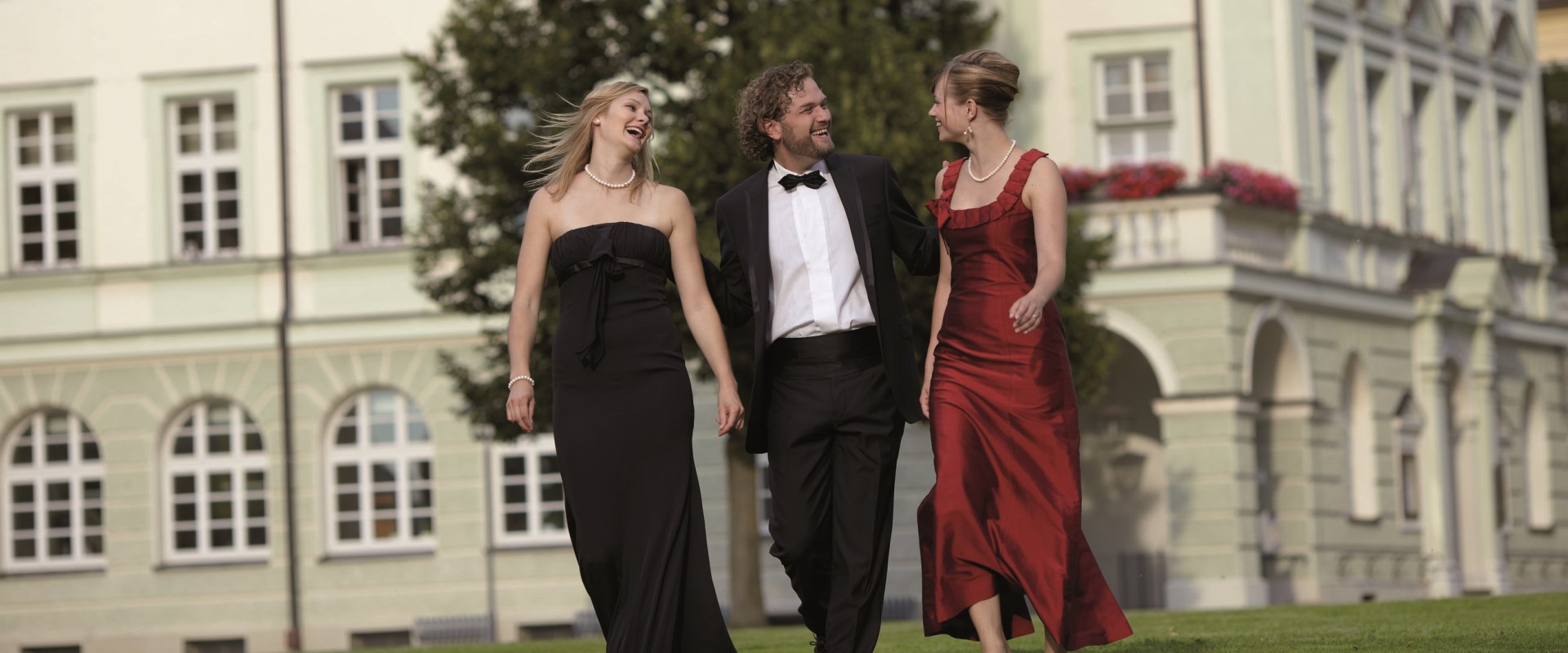 Ein lustiges Trio freut sich auf einen schönen Abend.  