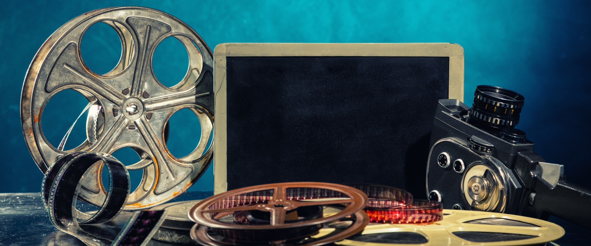Filmrollen vor blauem Hintergrund.