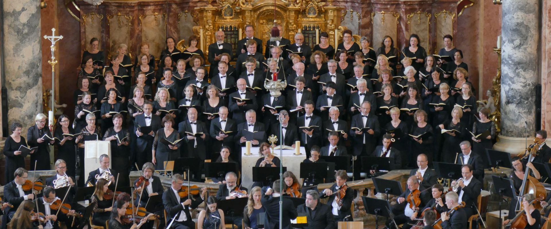 Das große Ensemble mit Chor und Musikern. 