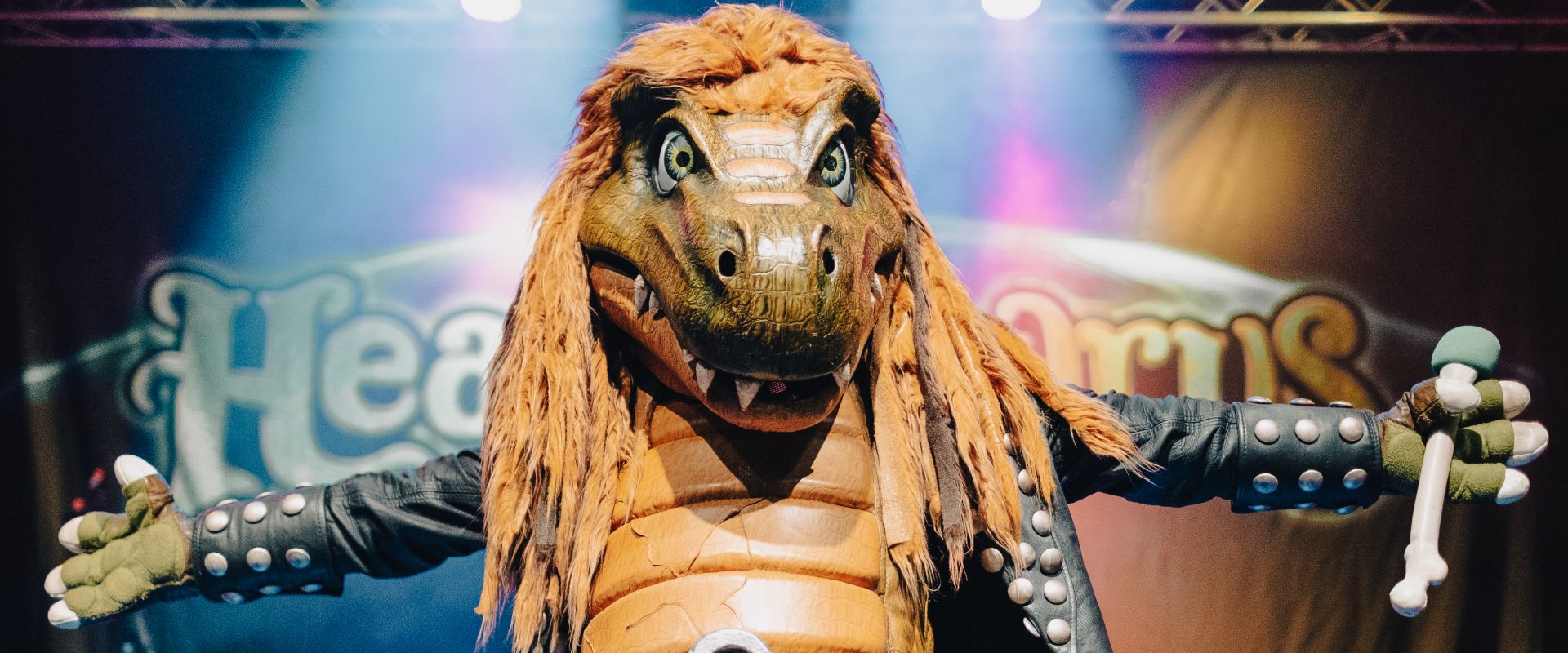 Mr. Heavysaurus lässt sich auf der Bühne feiern.