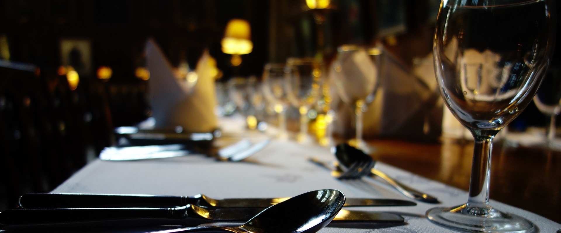 Eine schön gedeckte Tafel im Abendlicht.