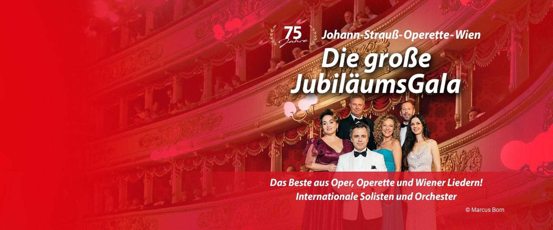 Das Ensemble der großen Jubiläums-Gala vor dem Hintergrund eines Opernhauses.