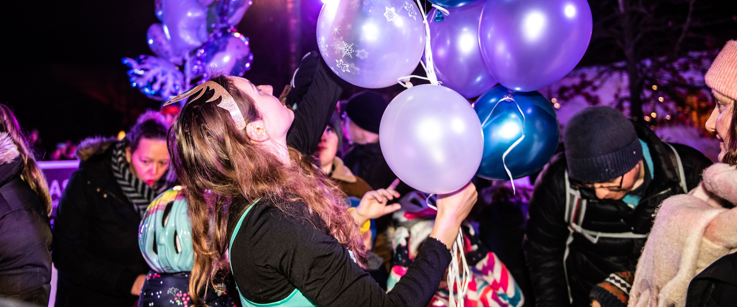 Eiskönigin Elsa verteilt bunte Luftballons an die Gäste.