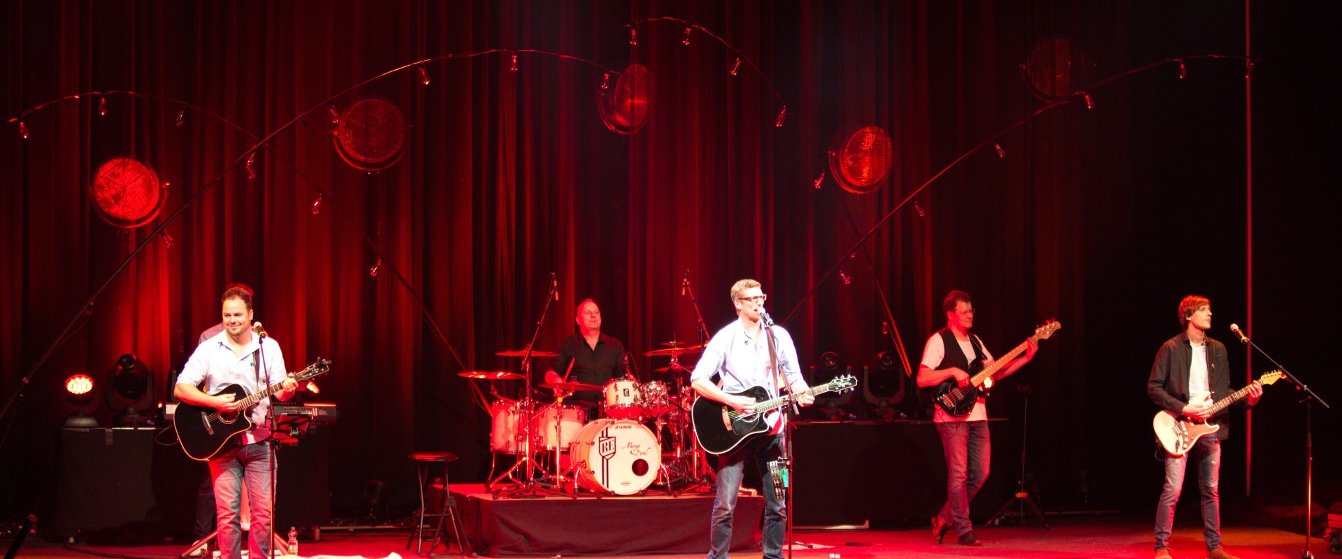 Die Musiker der Austro-Pop Show I am from Austria stehen auf der Bühne.