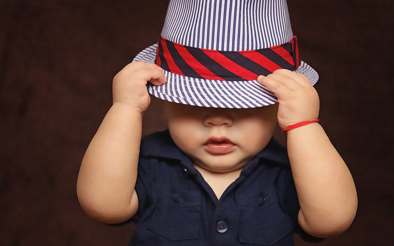 Ein kleiner Junge mit stylischem Hut.