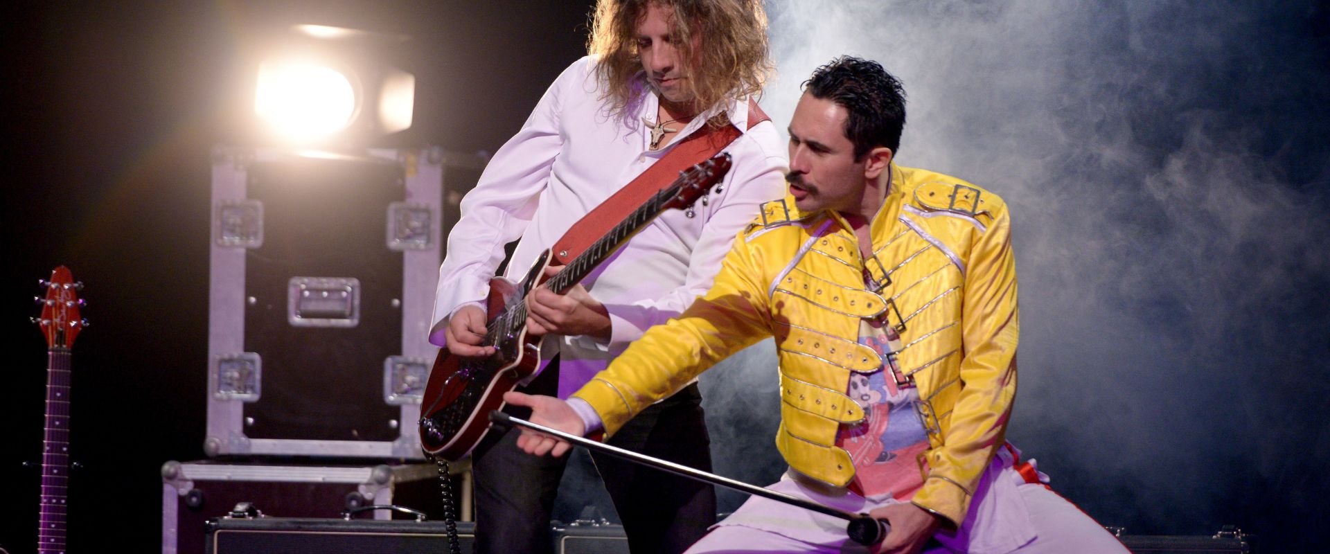 Freddie Mercury performed auf der Bühne.