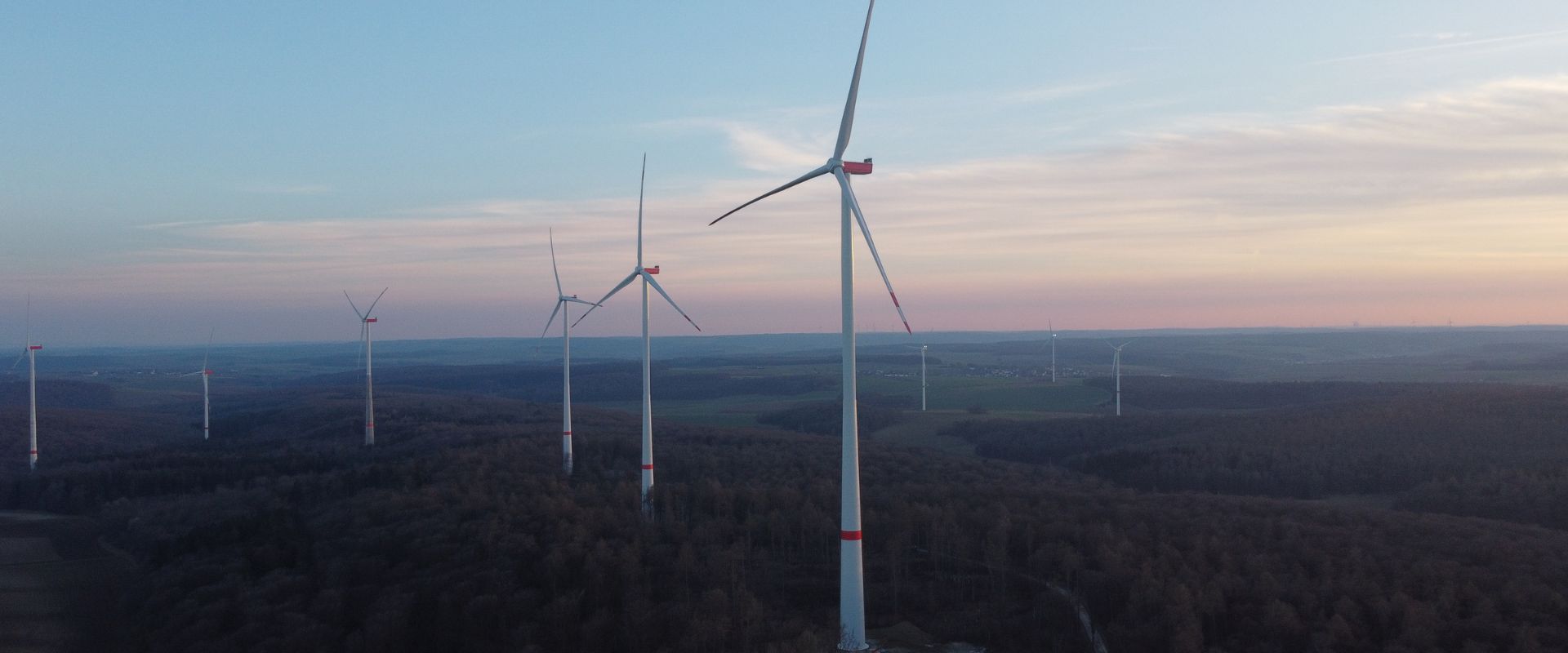 Foto der Einweihung einer Windkraftanlage in Fuchsstadt.