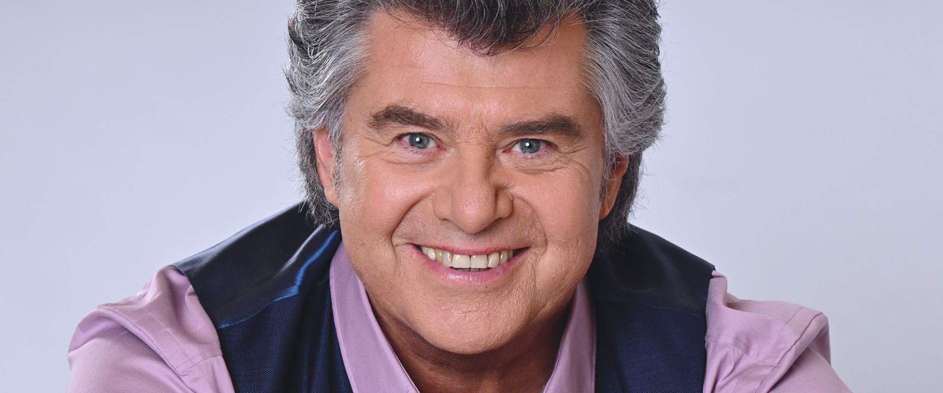 Andy Borg lächelt sympathisch in die Kamera.