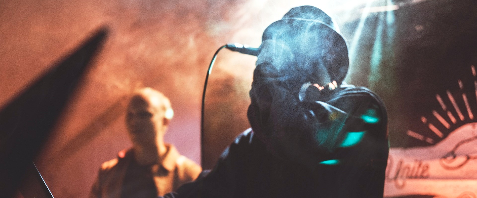 Rapper mit Mikrophon auf einer Bühne