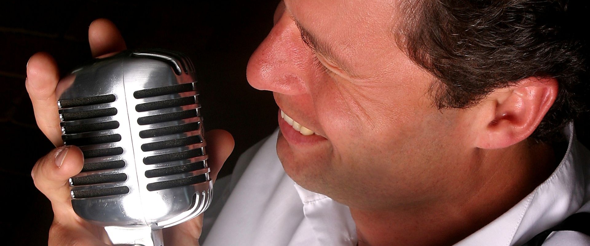 Weihnachten mit Elvis - Stefan Schael mit Mikrofon