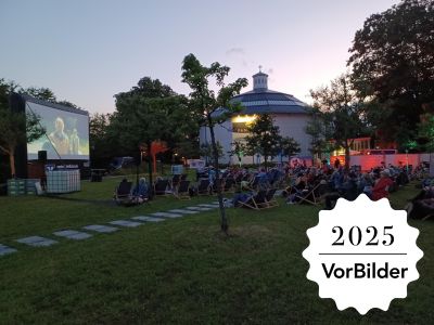 Kino, Picknick, Altötting, Wiese am Panorama, Bild I-Stock Vier junge Menschen sitzen auf einer Wiese am Abend zusammen.