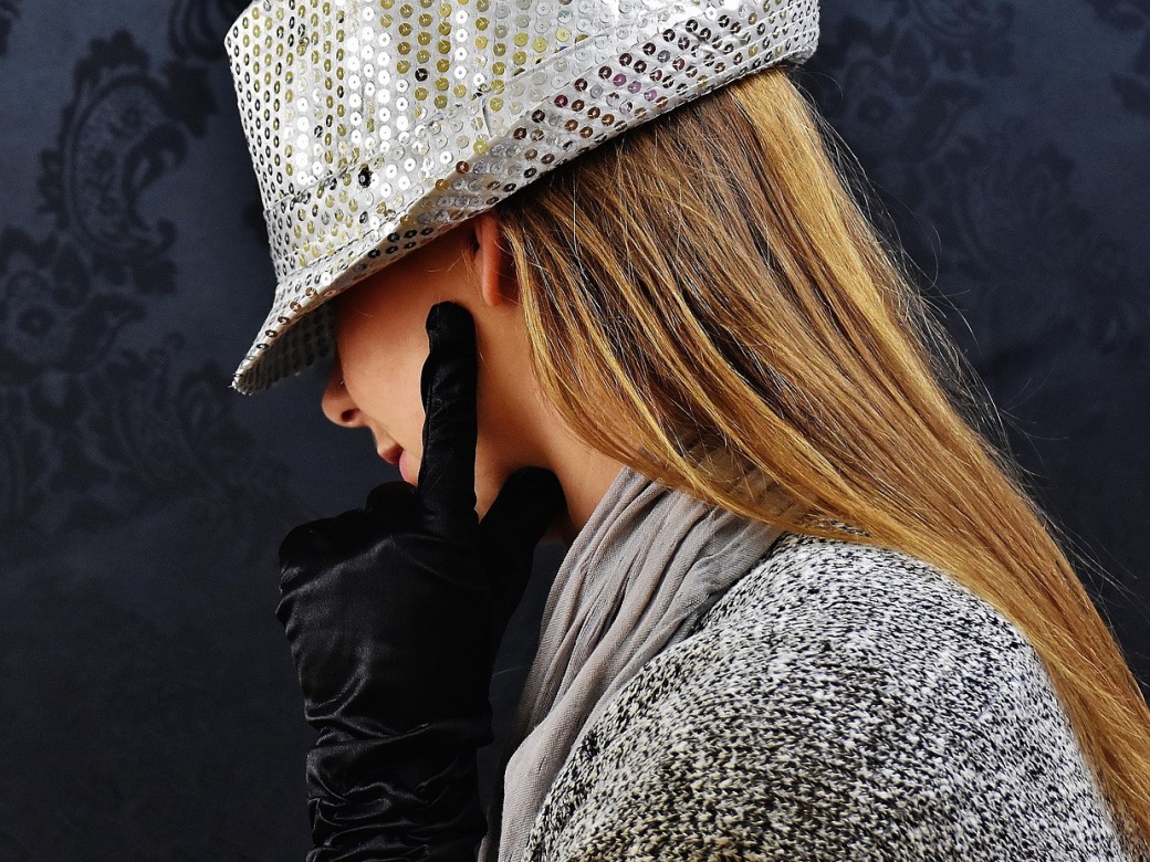 2nd life, Second Hand Mode, Mädchenkram, Forum, Altötting, Bild Pixabay Eine junge Frau mit silbernem Hut und schwarzen Handschuhen ist nur von der Seite zu sehen.