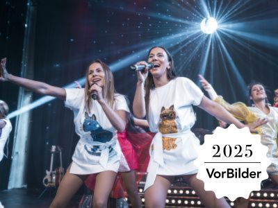 Abba, Mamma Mia, Forum, Altötting, Bild Pura Vida Sänger und Tänzer der Show Abba auf der Bühne.