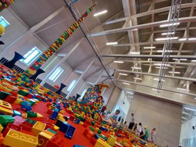 Spieletage, Forum, Altoetting, Bildd Forum Die Holzbausteine liegen auf dem Fussboden im Raiffeisen-Saal.