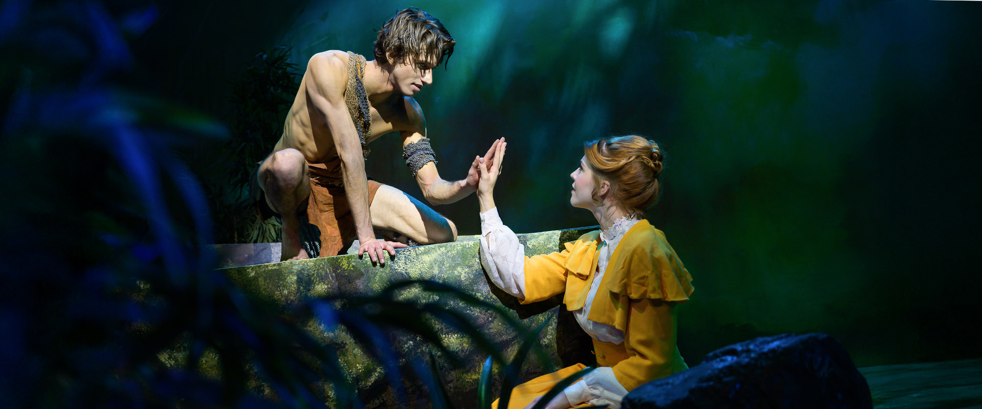 Tarzan und Jane im Urwald.