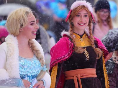 Frozen-Kids-Disco, Kreisstadt Altötting, Foto: Julian Spilker Eiskönigin Elsa und Ihre Schwester Anna strahlen in die Kamera.