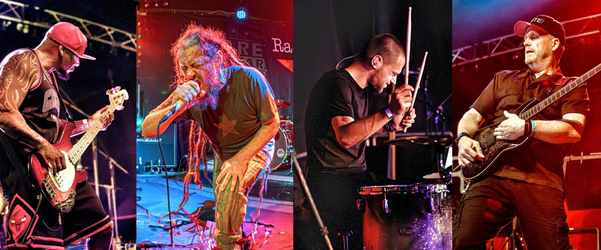 Band auf einer Bühne mit rotem Bühnenlicht. 