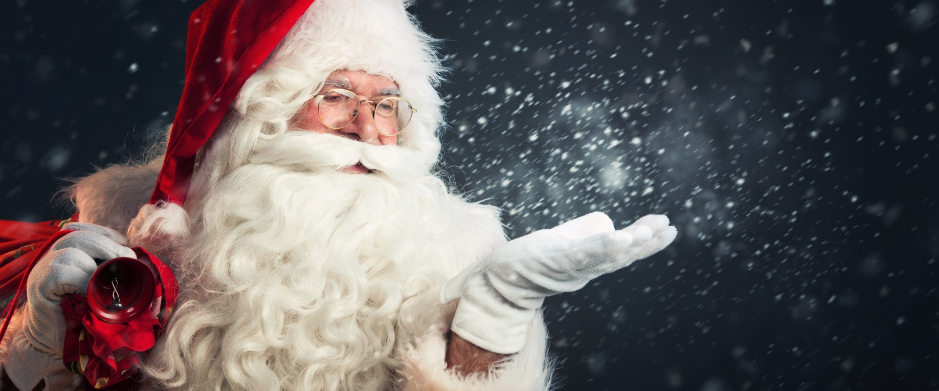 Ein Nikolaus in rotem Gewand.