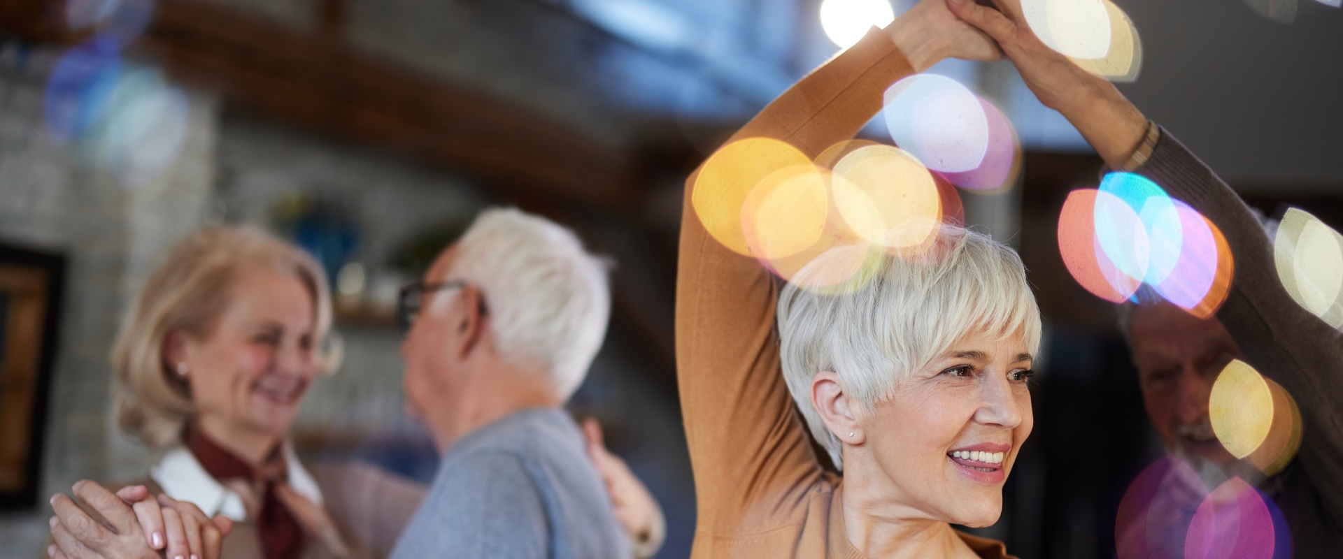 Senioren tanzen miteinander.