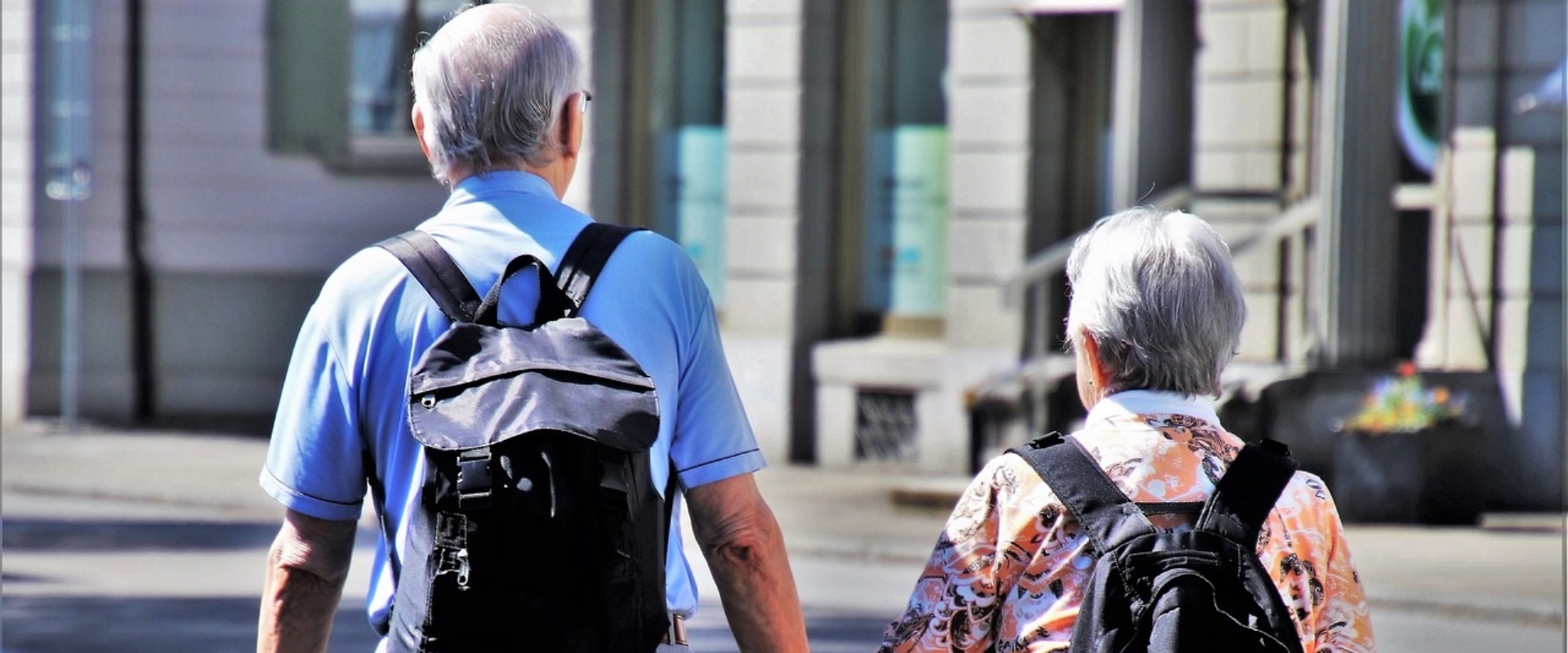 Ein altes Ehepaar geht Hand in Hand auf der Straße.