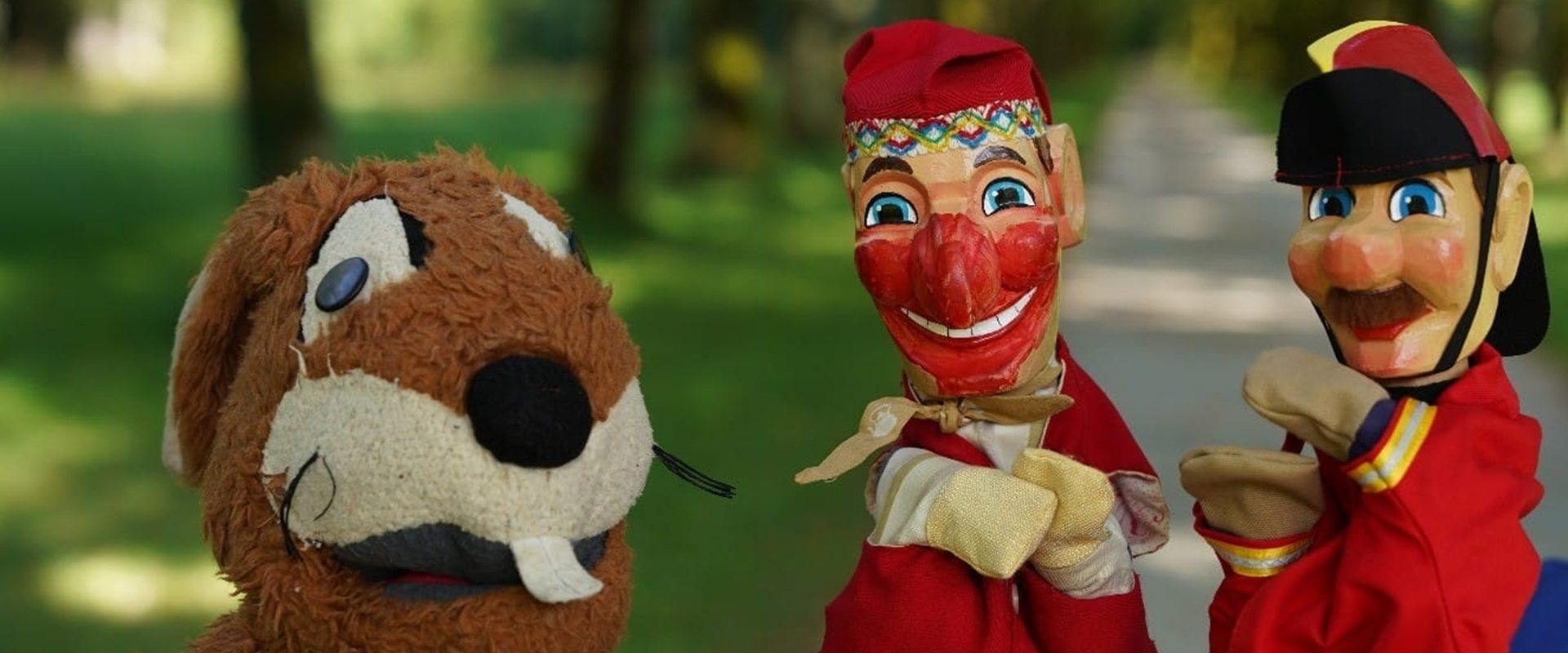 Kasperl, Seppl und der Hase Mucki als Handpuppen.