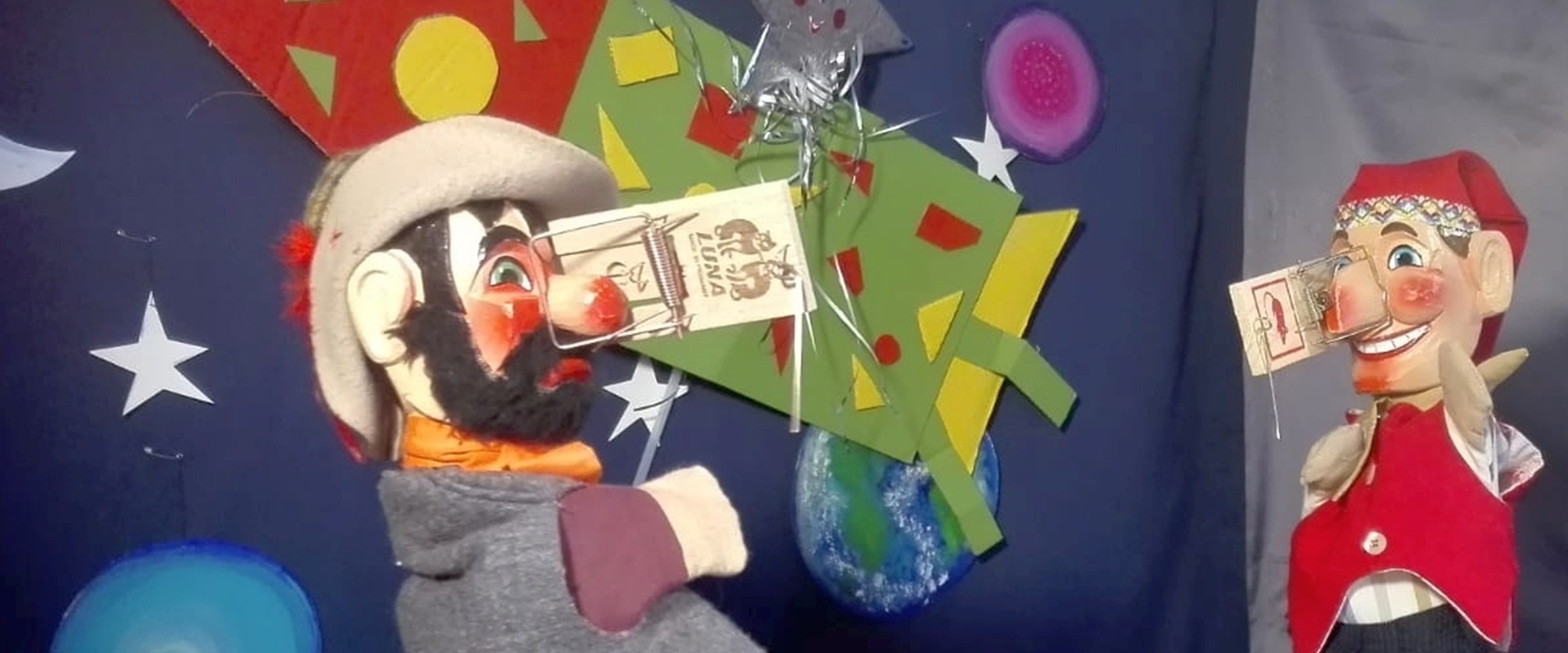 Die Holzpuppen Kasperl und der Räuber auf einer Puppenbühne.