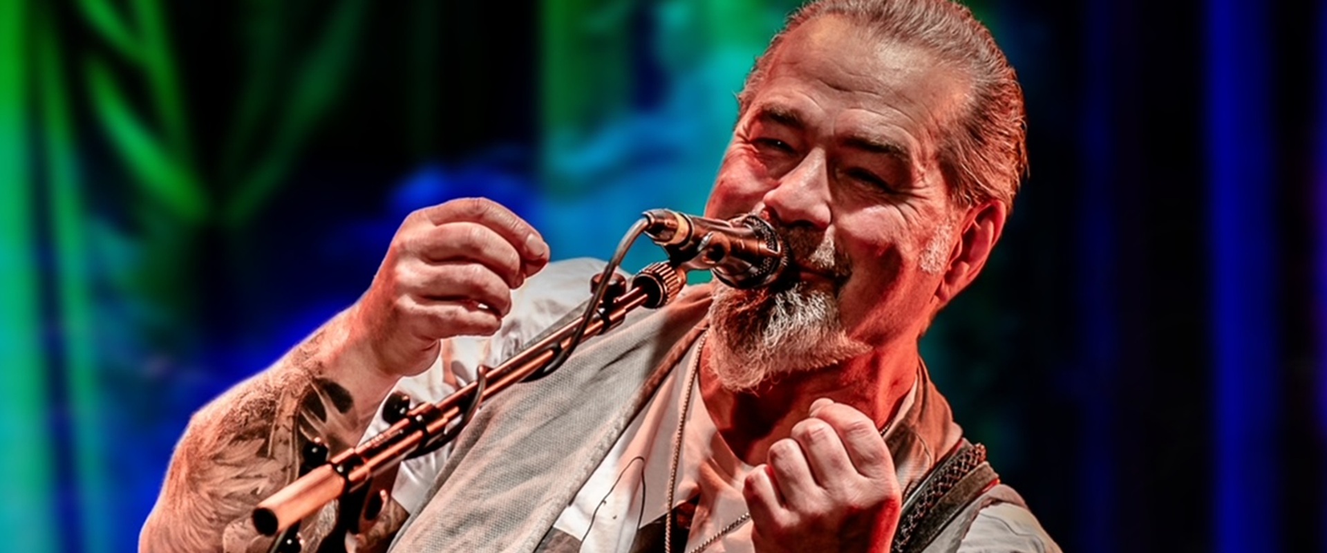 Ein Musiker mit Gitarrre. 