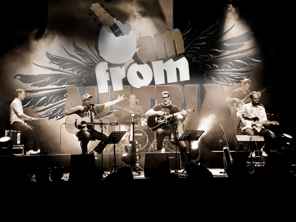 I am from Austria, Forum, Altoetting, Austro-Pop, Bild Black Lion Die Musiker der Austro-Pop Show I am from Austria stehen auf der Bühne.