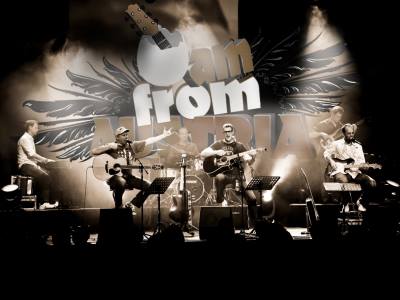 Die Musiker der Austro-Pop Show I am from Austria stehen auf der Bühne.