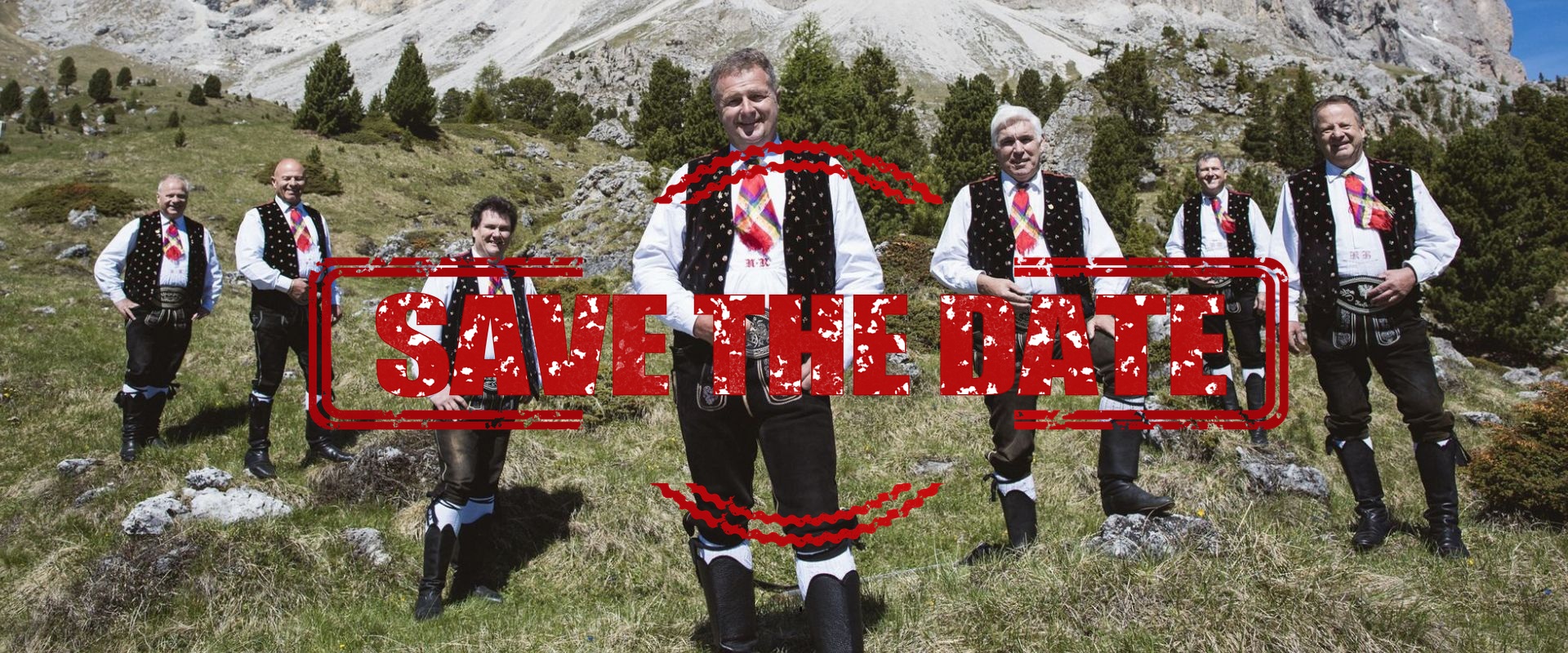 Die Musiker der Kastelruther Spatzen vor einem Alpen-Panorama.