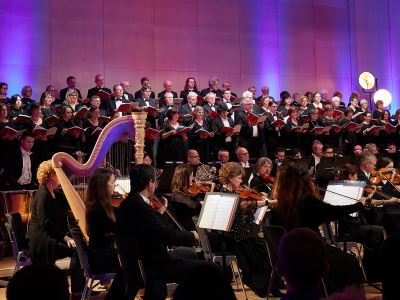 Der Euregio Oratorienchor steht auf einer grünen Wiese.  