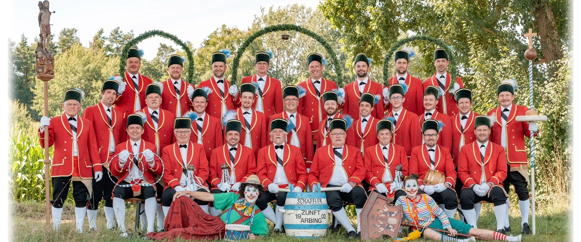 Männer in historischer roter Tracht.