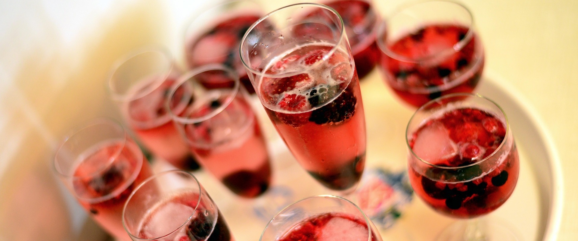 Gläser mit rotem Getränk auf einem Tablett.