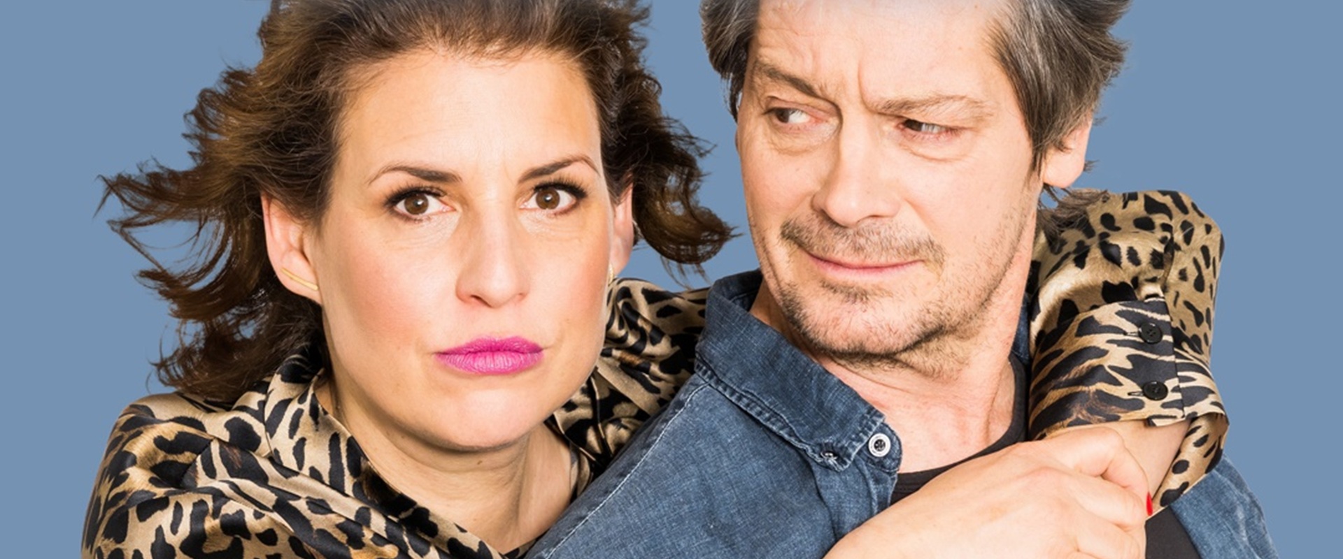 Eine Frau und eine Mann umarmen sich freundschaftlich.