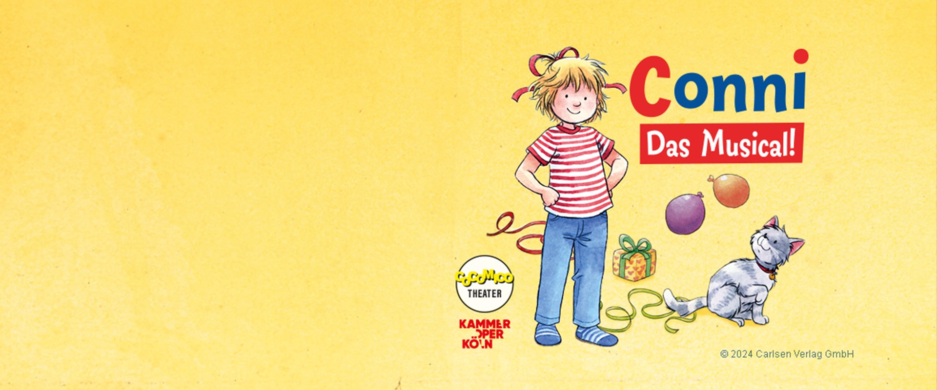 Ein kleines Mädchen steht neben einer Katze.