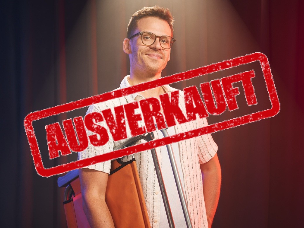 Martin Frank, Grüsse aus Allegro Süd, Forum Altötting, Bild Veranstalter Ein Mann mit kurzärmeligem Hemd hat einen Klappstuhl unterm dem Arm.