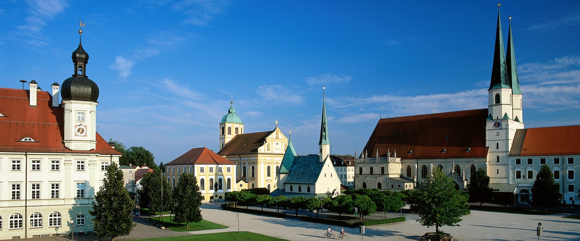 Ein Platz mit alten Gebäuden und Kirchen. 