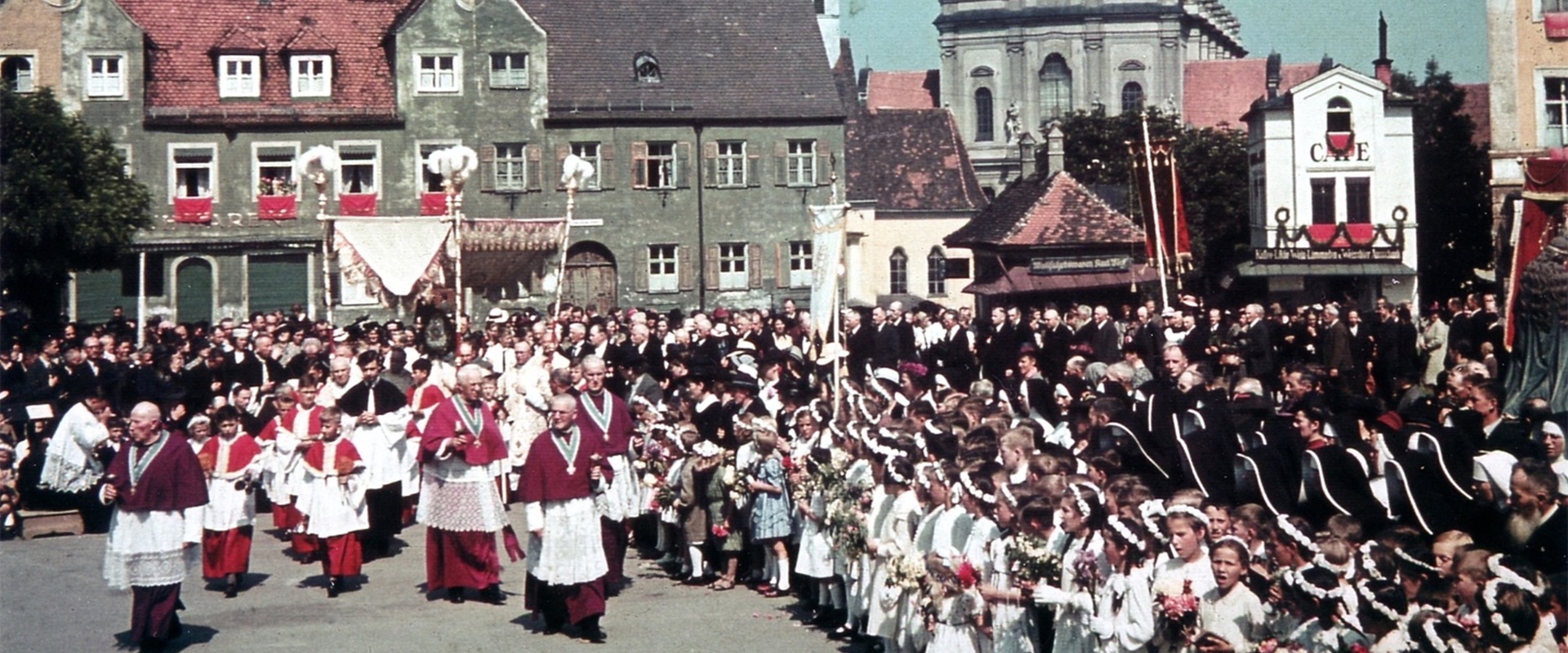Eine historische Aufnahme von einem Fronleichnamszug.