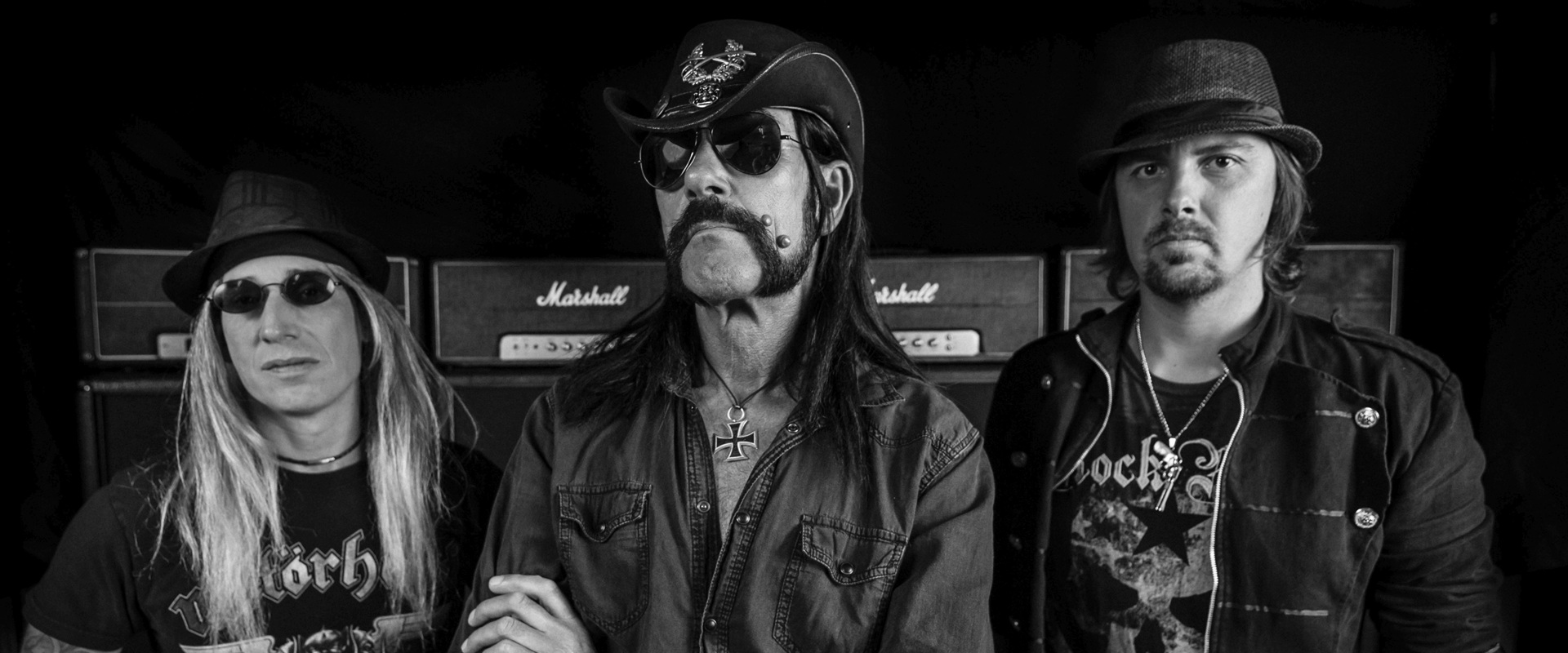 Drei Männer in schwarzen Klamotten.