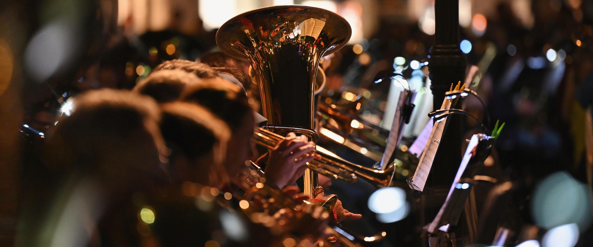 Eine Tuba im Gegenlicht.