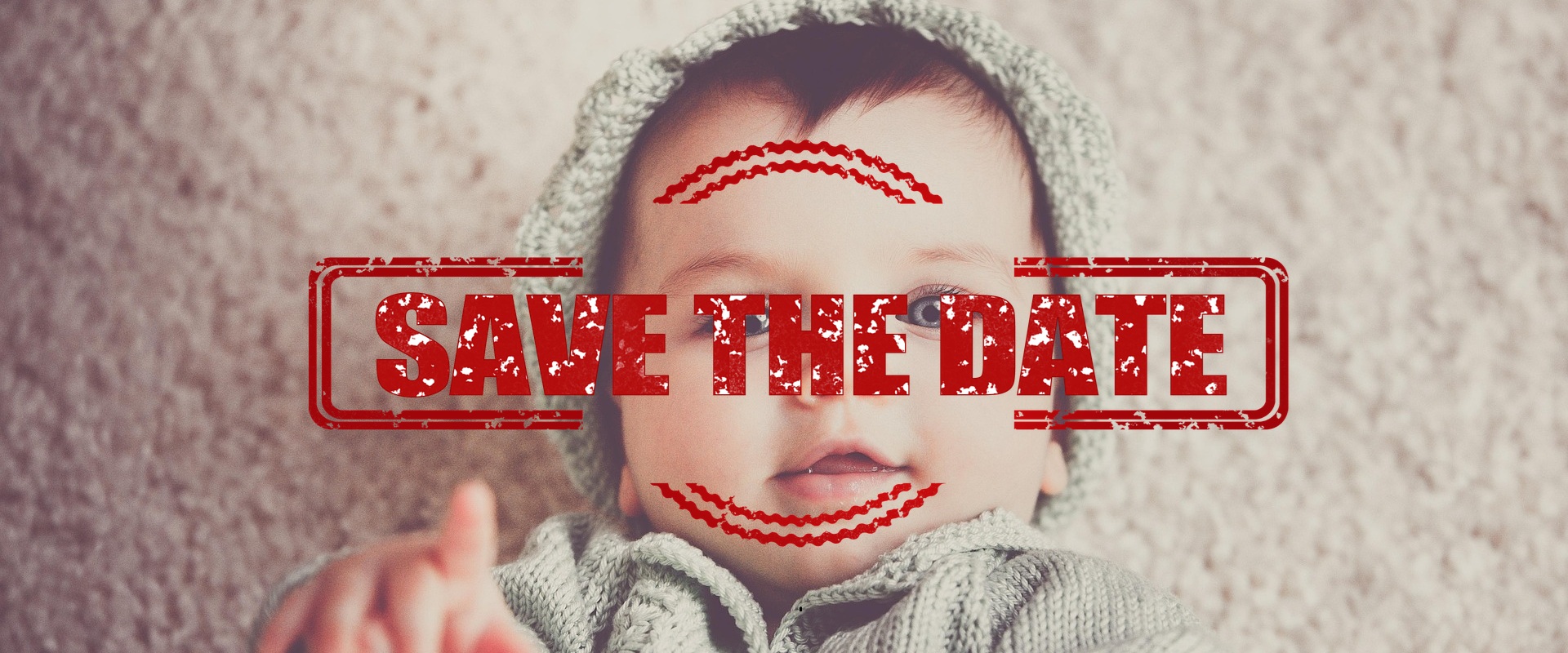 Ein Baby liegt auf einer Kuscheldecke. 