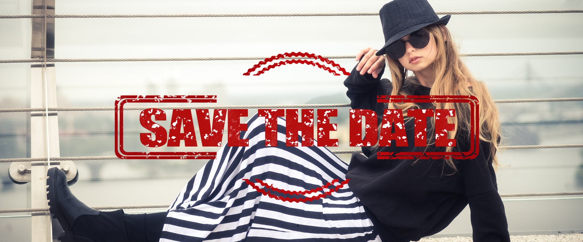 Eine junge Frau mit gestreiftem auffälligem Rock sitzt auf der Straße.