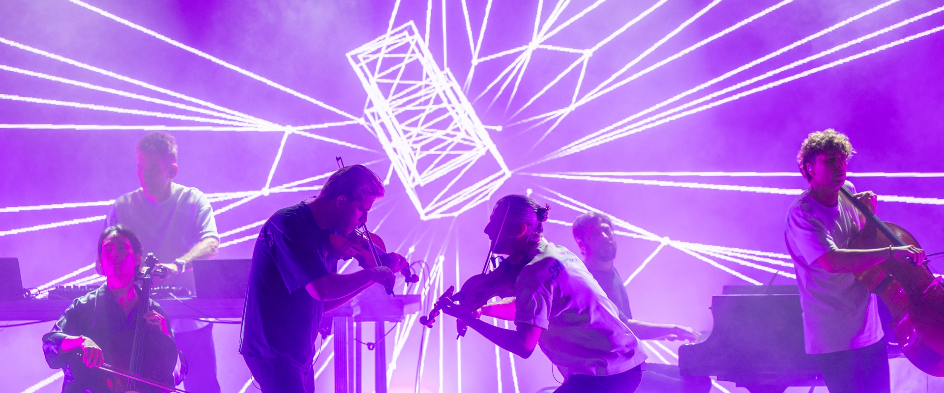 Musiker auf der Bühne.