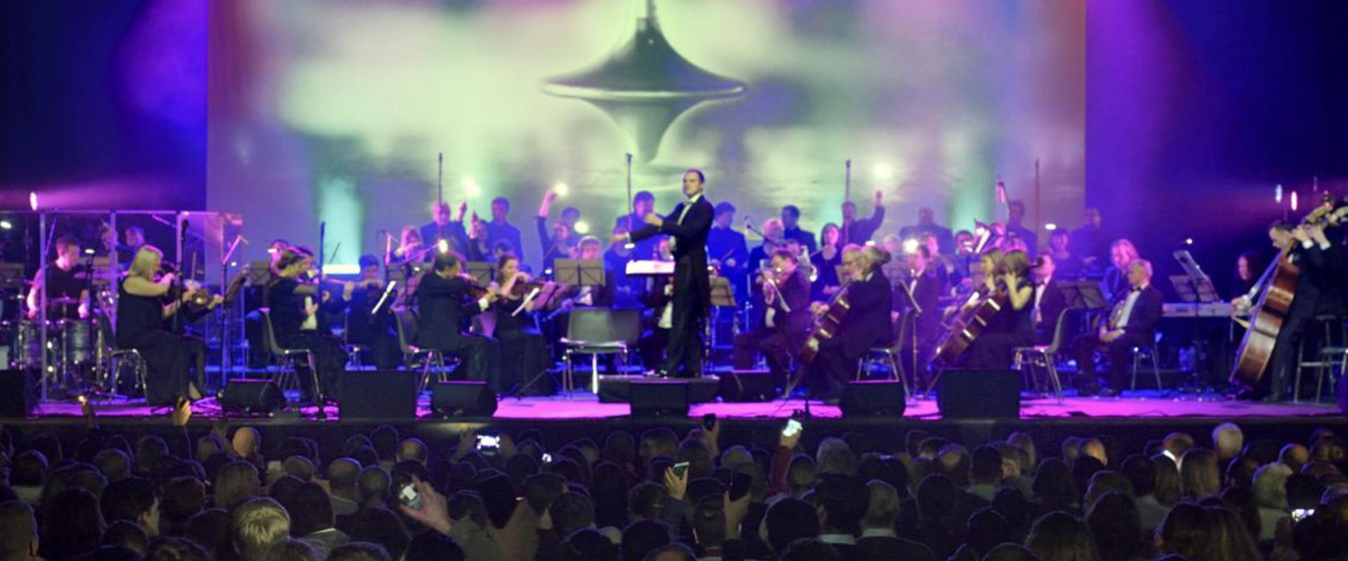 Ein Orchester auf der Bühne.