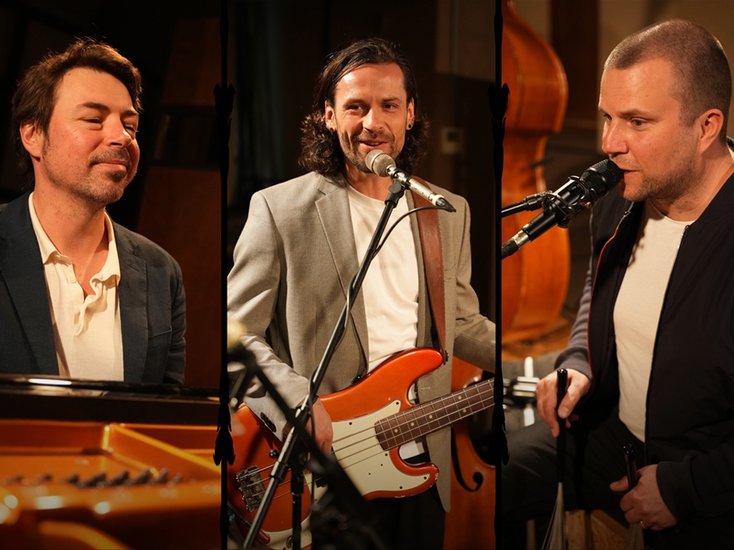 Songs and Stories Live, Forum Altötting, Fest der Sinne, Bild Georg Stirnweiss Drei Musiker mit Klavier, Gitarre und am Schlagzeug.