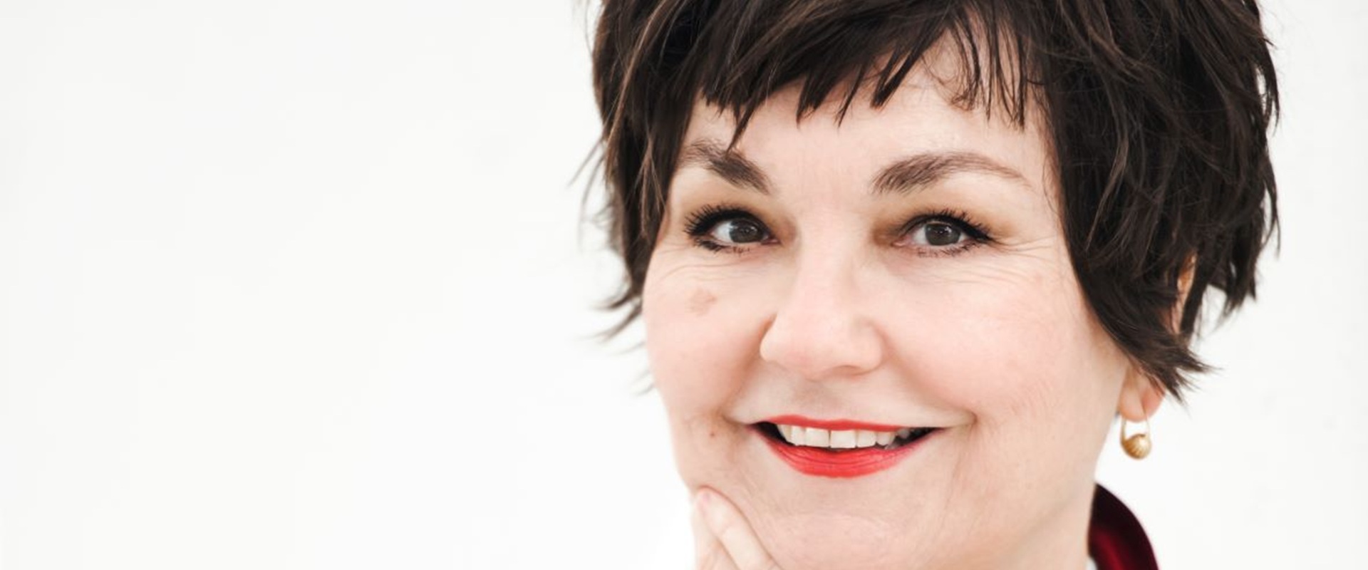 Eine Frau mit auffallend rotem Lippenstift.