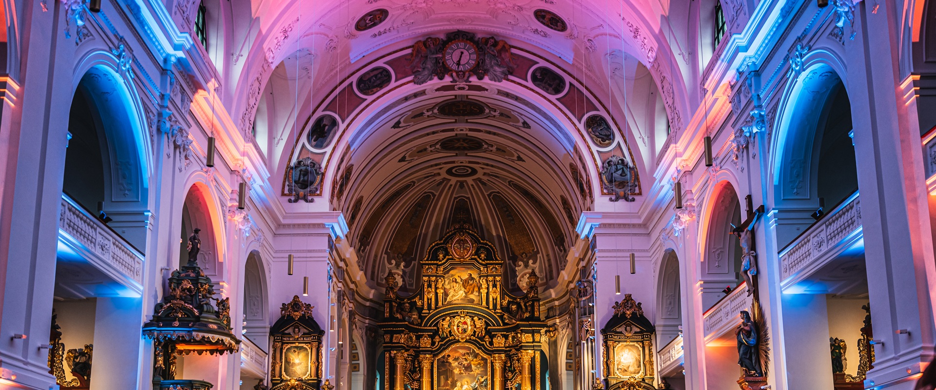 Eine Kirche erstrahlt in buntem Licht.