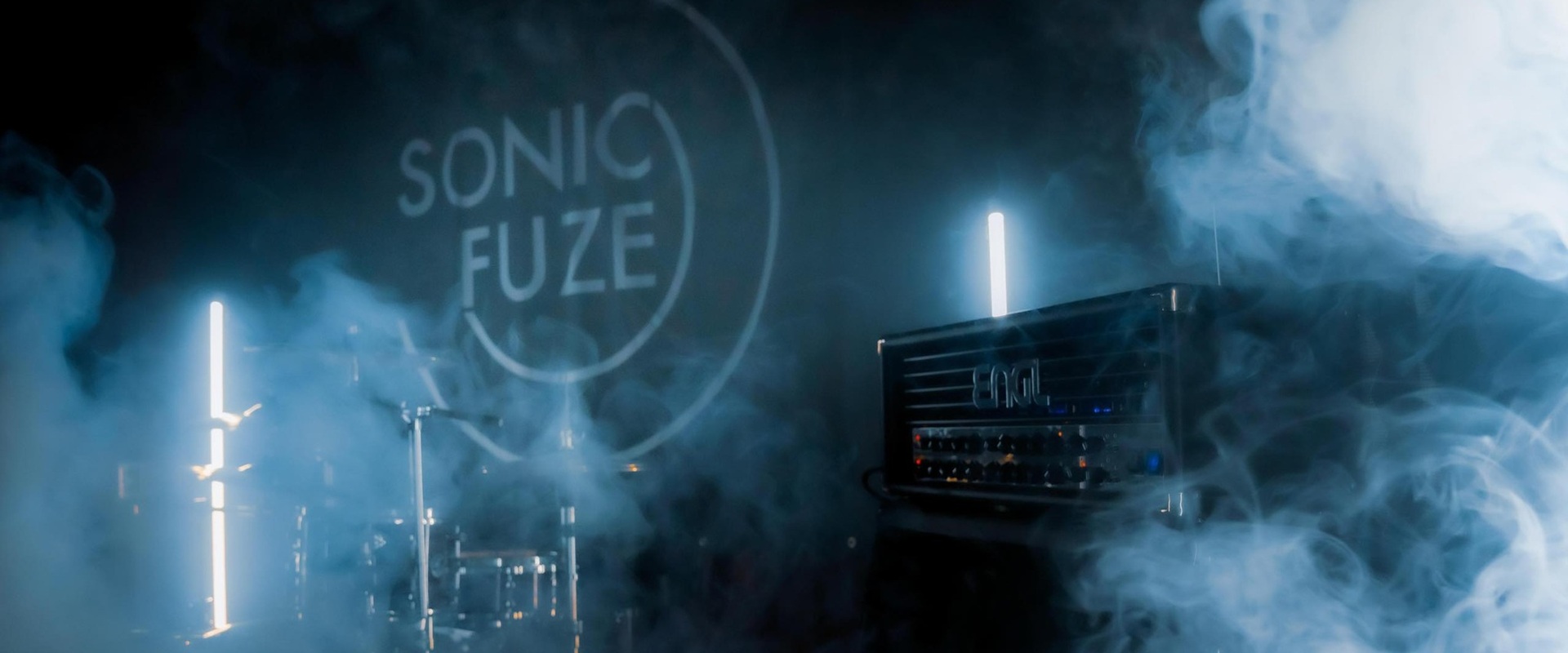 Das Bandlogo von Sonic Fuze im Bühnen Nebel.