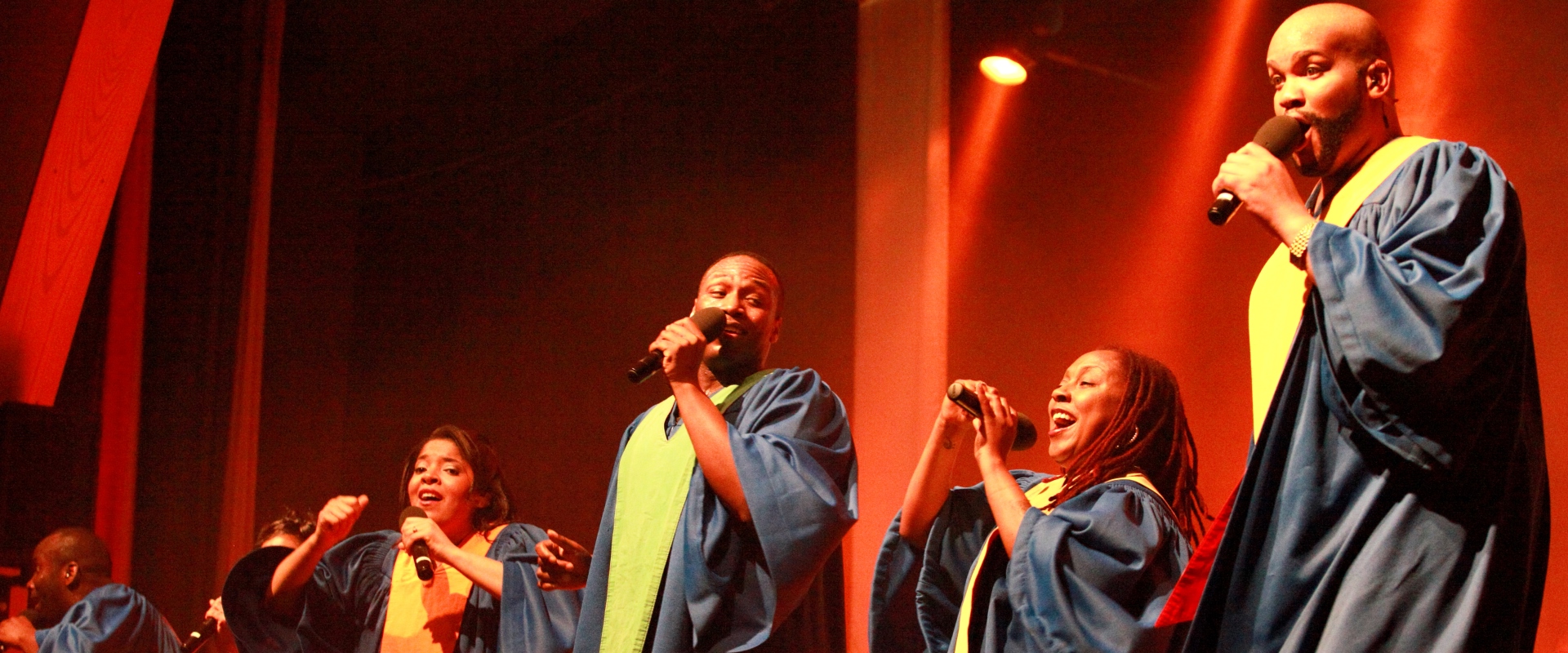 Das Ensemble der USA Gospel Singers gemeinsam auf der Bühne.  