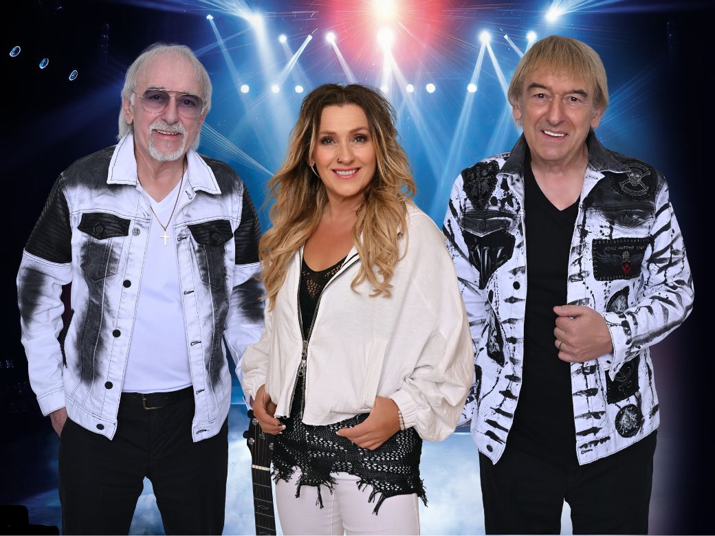 Das Ensemble AMIGOS posiert mit Sängerin Daniela Alfinito.